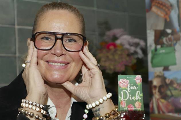 Claudia Effenberg als Markenbotschafterin präsentiert Magic Pearl auf dem Foodie Date x Foodboom Event im Foodboom. Hamburg, 21.11.2023
