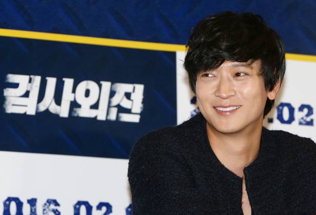 S. Korean actor Kang Dong-won S. Korean actor Kang Dong-won South Korean actor Kang Dong-won, who stars in the new movie A Violent Prosecutor, smiles during a publicity event in Seoul on Jan. 25, 2016. The movie will be released in South Korea on Feb. 3. (Yonhap) 2016-01-26 10:25:21 < 1980-2016 YONHAPNEWS AGENCY. .> ¼¿ï EDITORIAL USE ONLY Copyright: xx PYH2016012603860034400 YonhapxNewsx yonphotos094663