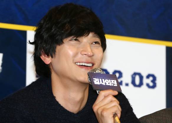 S. Korean actor Kang Dong-won S. Korean actor Kang Dong-won South Korean actor Kang Dong-won, who stars in the new movie A Violent Prosecutor, responds to reporters questions during a publicity event in Seoul on Jan. 25, 2016. The movie will be released in South Korea on Feb. 3. (Yonhap) 2016-01-26 10:37:05 < 1980-2016 YONHAPNEWS AGENCY. .> ¼¿ï EDITORIAL USE ONLY Copyright: xx PYH2016012604070034400 YonhapxNewsx yonphotos094669