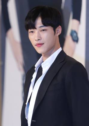S. Korean actor Woo Do-hwan S. Korean actor Woo Do-hwan South Korean actor Woo Do-hwan, who stars in the new drama Mad Dog, poses for a photo during a publicity event in Seoul on Oct. 10, 2017. The first episode of the drama will be aired on KBS TV network on Oct. 11. (Yonhap) 2017-10-11 10:07:45 < 1980-2017 YONHAPNEWS AGENCY. .> ¼¿ï EDITORIAL USE ONLY Copyright: xx PYH2017101104230034400 YonhapxNewsx yonphotos121582