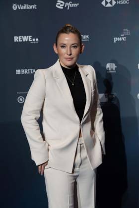 Jeannine MICHAELSEN, Moderatorin, Roter Teppich, Red Carpet Show, Ankunft, arrival, Verleihung Deutscher Nachhaltigkeitspreis in Duesseldorf am 23.11.2023.