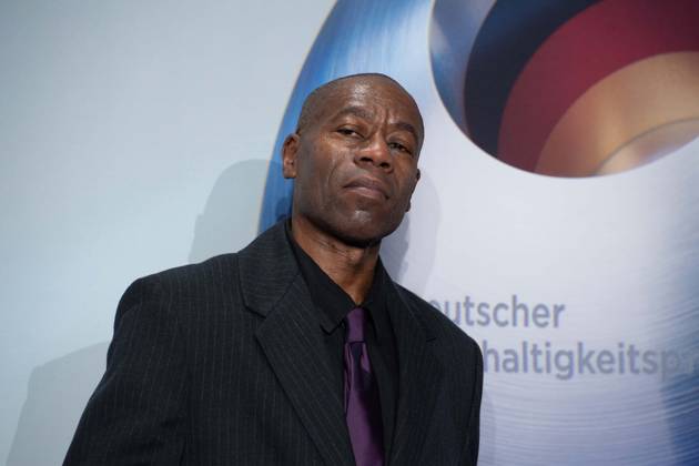 Andrew ROACHFORD, Saenger, Musiker, Roter Teppich, Red Carpet Show, Ankunft, arrival, Verleihung Deutscher Nachhaltigkeitspreis in Duesseldorf am 23.11.2023.