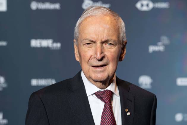 Prof. Klaus TOEPFER, Töpfer, Roter Teppich, Red Carpet Show, Ankunft, arrival, Verleihung Deutscher Nachhaltigkeitspreis in Duesseldorf am 23.11.2023.