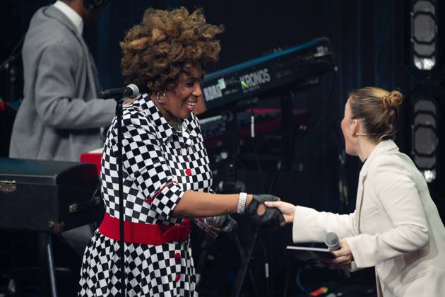 Saengerin Macy GRAY erhaelt den Deutschen Nachhaltigkeitspreis, rechts Moderatorin Jeannine MICHAELSEN, Verleihung Deutscher Nachhaltigkeitspreis in Duesseldorf am 23.11.2023.