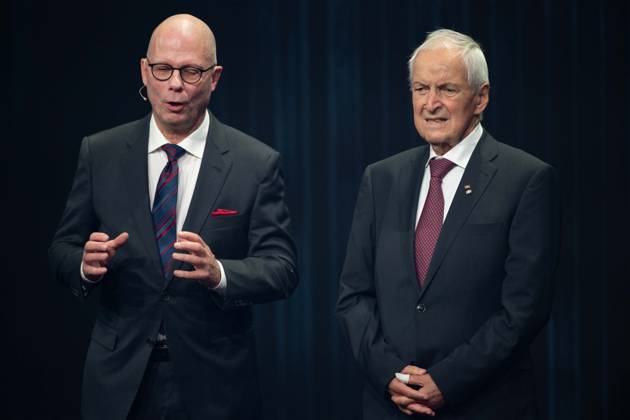 Prof. Klaus TOEPFER erhaelt den Deutschen Nachhaltigkeitspreis fuer sein Lebenswerk, links Laudator Prof. Guenther BACHMANN, Verleihung Deutscher Nachhaltigkeitspreis in Duesseldorf am 23.11.2023.