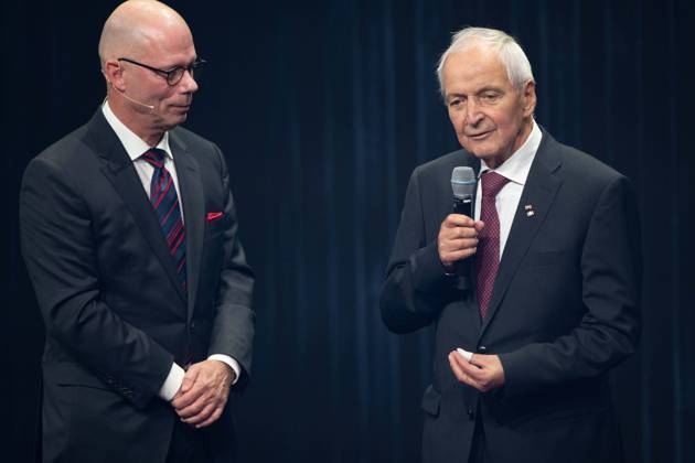 Prof. Klaus TOEPFER erhaelt den Deutschen Nachhaltigkeitspreis fuer sein Lebenswerk, links Laudator Prof. Guenther BACHMANN, Verleihung Deutscher Nachhaltigkeitspreis in Duesseldorf am 23.11.2023.