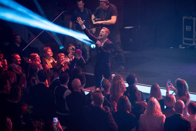 Ronan KEATING, Saenger, Musiker, erhelt den Deutschen Nachhaltigkeitspreis, singend, Gesang, Konzert, Verleihung Deutscher Nachhaltigkeitspreis in Duesseldorf am 23.11.2023.