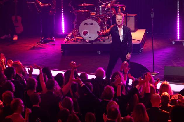 Ronan KEATING, Saenger, Musiker, erhelt den Deutschen Nachhaltigkeitspreis, singend, Gesang, Konzert, Verleihung Deutscher Nachhaltigkeitspreis in Duesseldorf am 23.11.2023.