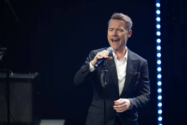 Ronan KEATING, Saenger, Musiker, erhelt den Deutschen Nachhaltigkeitspreis, singend, Gesang, Konzert, Verleihung Deutscher Nachhaltigkeitspreis in Duesseldorf am 23.11.2023.