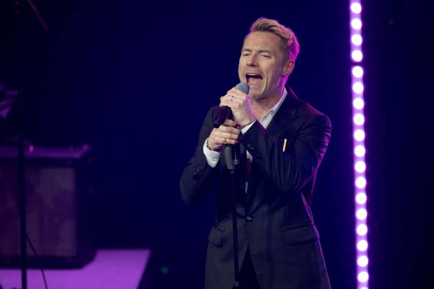 Ronan KEATING, Saenger, Musiker, erhelt den Deutschen Nachhaltigkeitspreis, singend, Gesang, Konzert, Verleihung Deutscher Nachhaltigkeitspreis in Duesseldorf am 23.11.2023.