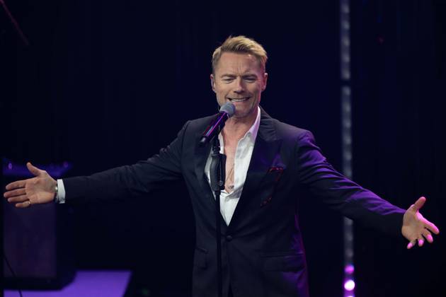 Ronan KEATING, Saenger, Musiker, erhelt den Deutschen Nachhaltigkeitspreis, singend, Gesang, Konzert, Verleihung Deutscher Nachhaltigkeitspreis in Duesseldorf am 23.11.2023.