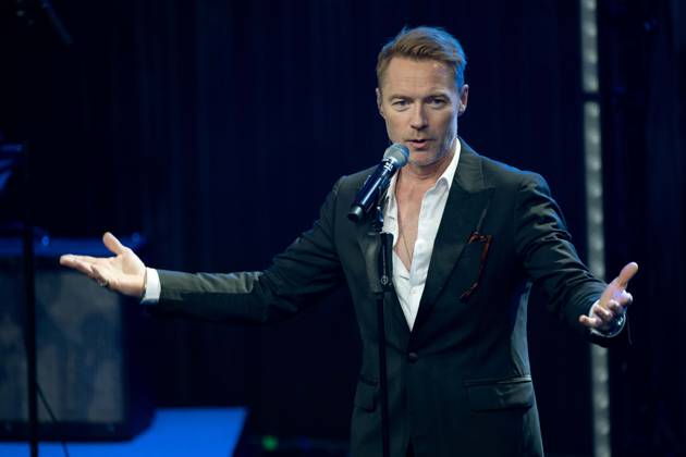 Ronan KEATING, Saenger, Musiker, erhelt den Deutschen Nachhaltigkeitspreis, singend, Gesang, Konzert, Verleihung Deutscher Nachhaltigkeitspreis in Duesseldorf am 23.11.2023.