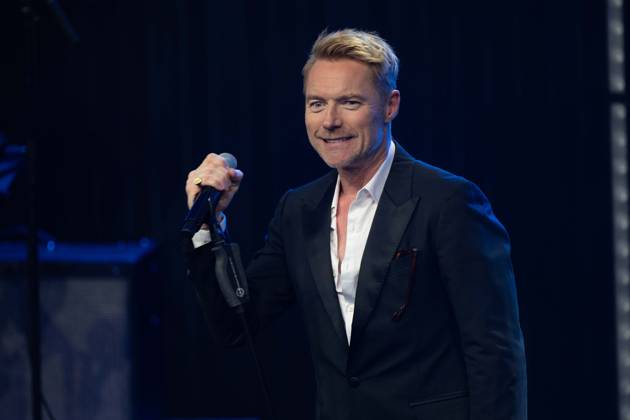 Ronan KEATING, Saenger, Musiker, erhelt den Deutschen Nachhaltigkeitspreis, singend, Gesang, Konzert, Verleihung Deutscher Nachhaltigkeitspreis in Duesseldorf am 23.11.2023.
