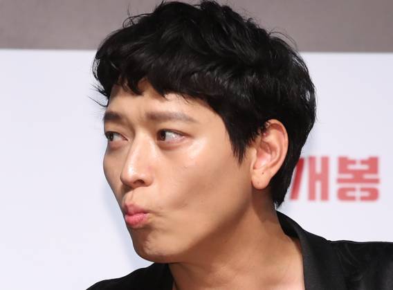 S. Korean actor Kang Dong-won S. Korean actor Kang Dong-won South Korean actor Kang Dong-won, who stars in the new movie Inrang, attends a publicity event in Seoul on June 18, 2018. The movie will be released in South Korea on July 25. (Yonhap) 2018-06-18 13:48:43 < 1980-2018 YONHAPNEWS AGENCY. .> ¼¿ïƯº°½Ã EDITORIAL USE ONLY Copyright: xx PYH2018061809830034400 YonhapxNewsx yonphotos135682