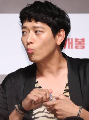 S. Korean actor Kang Dong-won S. Korean actor Kang Dong-won South Korean actor Kang Dong-won, who stars in the new movie Inrang, attends a publicity event in Seoul on June 18, 2018. The movie will be released in South Korea on July 25. (Yonhap) 2018-06-18 13:48:37 < 1980-2018 YONHAPNEWS AGENCY. .> ¼¿ïƯº°½Ã EDITORIAL USE ONLY Copyright: xx PYH2018061809820034400 YonhapxNewsx yonphotos135683