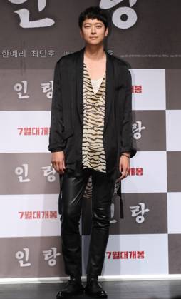 S. Korean actor Kang Dong-won S. Korean actor Kang Dong-won South Korean actor Kang Dong-won, who stars in the new movie Inrang, poses for a photo during a publicity event in Seoul on June 18, 2018. The movie will be released in South Korea on July 25. (Yonhap) 2018-06-18 14:24:38 < 1980-2018 YONHAPNEWS AGENCY. .> ¼¿ïƯº°½Ã EDITORIAL USE ONLY Copyright: xx PYH2018061811970034400 YonhapxNewsx yonphotos135695