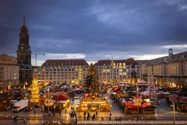 Bilder des Jahres 2023, News 11 November News Themen der Woche KW47 News Bilder des Tages 589. Dresdner Striezelmarkt Wenige Tag vor der Eröffnung des Dresdner Striezelmarktes wurde heute eine Beleuchtungsprobe durchgeführt, dabei wurde angelichtelt und der Striezelmarktbaum, die Krippe, den Schwibbogen und die Pyramide, erstrahlten schon mal kurz. Dresden Sachsen Deutschland