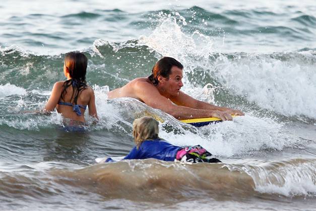 EXCLUSIVE Rande Gerber enioys a sunset dip with his wife Cindy Crwaford and their kids in Hawaii 18734, MAUI, HAWAII - Saturday 24th November 2007 EXCLUSIVE Cindy Crawford, husband Rande Gerber and their children, Kaya and Presley, enjoy a sunset swim while on vacation in Hawaii. The couple splashed around as the sun set. Cindy looked great in a skimpy black bikini. Photograph: Will Binns James Breeden PacificCoastNews.com UK OFFICE: +44 131 225 3333 3322 US OFFICE: 1 310 261 9676, Credit:Will Binns James Breeden Avalon USA  Copyright: xWillxBinns JamesxBreedenx xAvalonx 0523199826