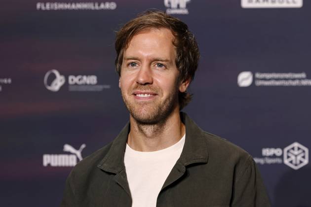 Rennfahrer Sebastian Vettel beim 16. Deutschen Nachhaltigkeitspreis 2023 im Maritim Hotel Düsseldorf. Zum 16. Mal werden gemeinsam mit der Bundesregierung und weiteren Partnern im Düsseldorfer Martim Hotel Vorreiter der Nachhaltigkeit ausgezeichnet. Prämiert werden die Sieger der Wettbewerbe Unternehmen, Sport, Internationaler Deutscher Nachhaltigkeitspreis, Architektur und des Next Economy Awards. Düsseldorf, 24.11.2023 NRW Deutschland Copyright: xChristophxHardtx