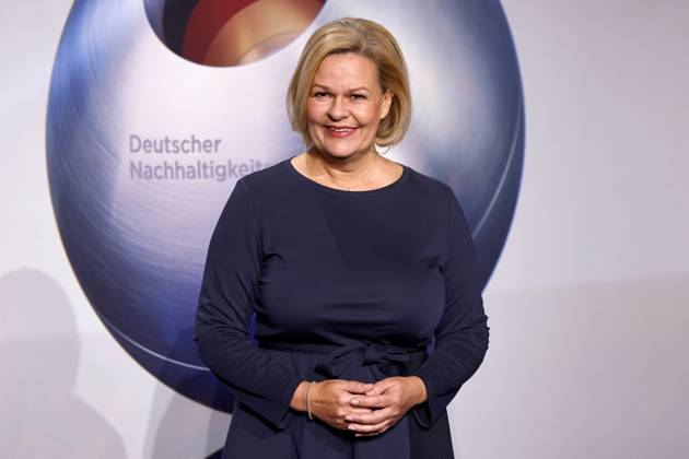 Bundesinnenministerin Nancy Faeser (SPD) beim 16. Deutschen Nachhaltigkeitspreis 2023 im Maritim Hotel Düsseldorf. Zum 16. Mal werden gemeinsam mit der Bundesregierung und weiteren Partnern im Düsseldorfer Martim Hotel Vorreiter der Nachhaltigkeit ausgezeichnet. Prämiert werden die Sieger der Wettbewerbe Unternehmen, Sport, Internationaler Deutscher Nachhaltigkeitspreis, Architektur und des Next Economy Awards. Düsseldorf, 24.11.2023 NRW Deutschland Copyright: xChristophxHardtx