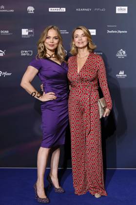 Boxerin Regina Halmich und Schauspielerin Tina Ruland beim 16. Deutschen Nachhaltigkeitspreis 2023 im Maritim Hotel Düsseldorf. Zum 16. Mal werden gemeinsam mit der Bundesregierung und weiteren Partnern im Düsseldorfer Martim Hotel Vorreiter der Nachhaltigkeit ausgezeichnet. Prämiert werden die Sieger der Wettbewerbe Unternehmen, Sport, Internationaler Deutscher Nachhaltigkeitspreis, Architektur und des Next Economy Awards. Düsseldorf, 24.11.2023 NRW Deutschland Copyright: xChristophxHardtx