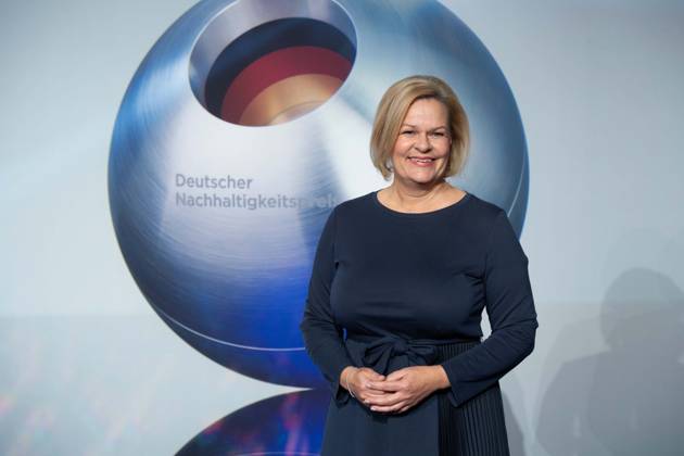 Nancy FAESER, Bundesinnenministerin, Roter Teppich, Red Carpet Show, Ankunft, arrival, Verleihung Deutscher Nachhaltigkeitspreis in Duesseldorf am 24.11.2023.