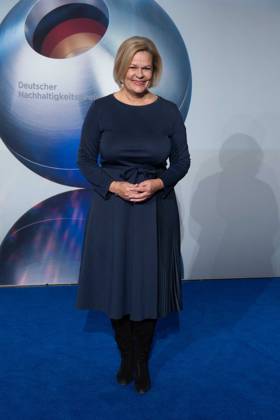 Nancy FAESER, Bundesinnenministerin, Roter Teppich, Red Carpet Show, Ankunft, arrival, Verleihung Deutscher Nachhaltigkeitspreis in Duesseldorf am 24.11.2023.