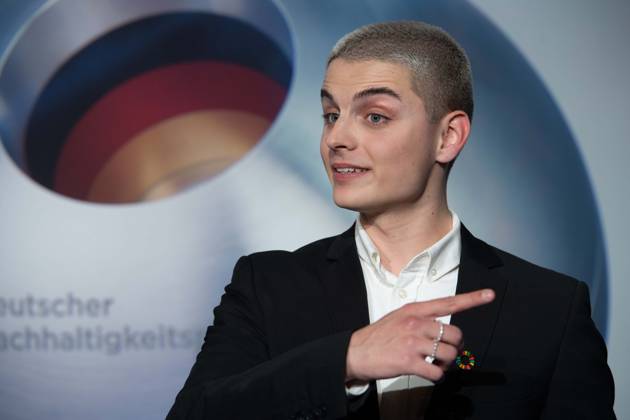 Fabian GRISCHKAT, Moderator, Roter Teppich, Red Carpet Show, Ankunft, arrival, Verleihung Deutscher Nachhaltigkeitspreis in Duesseldorf am 24.11.2023.