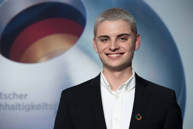Fabian GRISCHKAT, Moderator, Roter Teppich, Red Carpet Show, Ankunft, arrival, Verleihung Deutscher Nachhaltigkeitspreis in Duesseldorf am 24.11.2023.