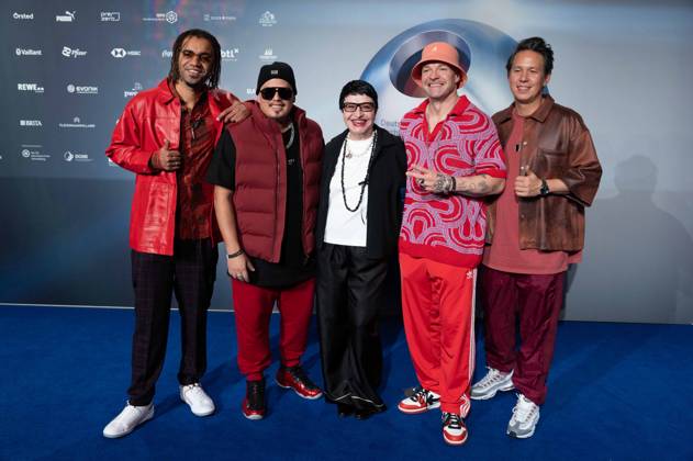 CULCHA CANDELA, Musikgruppe, Band, mit ihrer Managerin Teresa PIEJEK, Roter Teppich, Red Carpet Show, Ankunft, arrival, Verleihung Deutscher Nachhaltigkeitspreis in Duesseldorf am 24.11.2023.