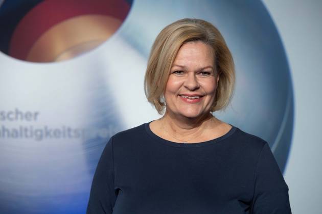 Nancy FAESER, Bundesinnenministerin, Roter Teppich, Red Carpet Show, Ankunft, arrival, Verleihung Deutscher Nachhaltigkeitspreis in Duesseldorf am 24.11.2023.