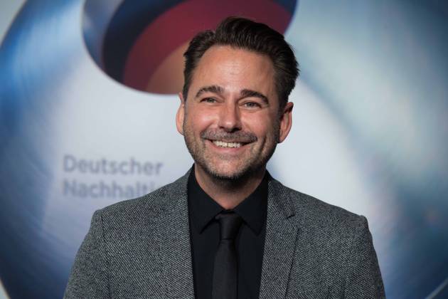 Dennis WILMS, Moderator, Roter Teppich, Red Carpet Show, Ankunft, arrival, Verleihung Deutscher Nachhaltigkeitspreis in Duesseldorf am 24.11.2023.