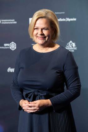 Nancy FAESER, Bundesinnenministerin, Roter Teppich, Red Carpet Show, Ankunft, arrival, Verleihung Deutscher Nachhaltigkeitspreis in Duesseldorf am 24.11.2023.