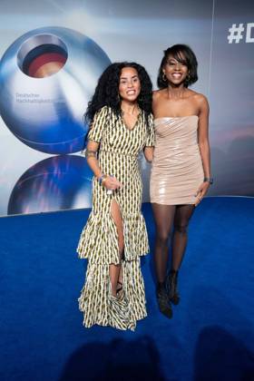 Domitilia BARROS, Miss Germany 2022, Hilda LISWANI, Gruenderin WeBloom, Roter Teppich, Red Carpet Show, Ankunft, arrival, Verleihung Deutscher Nachhaltigkeitspreis in Duesseldorf am 24.11.2023.