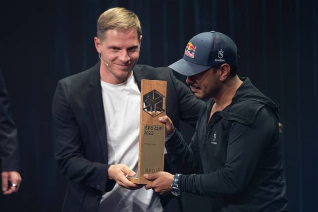 Sebastian STEUDTNER, Big Wave Surfer, ueberreicht den ISPO-Award an den Bergsteiger Nirmal PURJA, Verleihung Deutscher Nachhaltigkeitspreis in Duesseldorf am 24.11.2023.