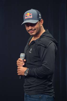 Der Bergsteiger Nirmal PURJA, spricht Dankesworte, erhaelt den ISPO-Award, Verleihung Deutscher Nachhaltigkeitspreis in Duesseldorf am 24.11.2023.