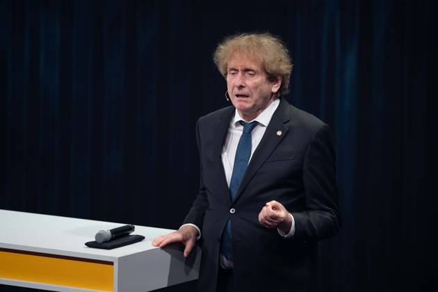 Prof. Michael Braungart haelt die Laudatio fuer Sebastian Vettel, Verleihung Deutscher Nachhaltigkeitspreis in Duesseldorf am 24.11.2023.
