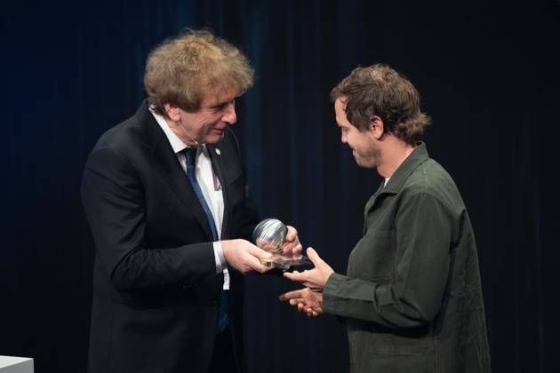 Prof. Michael BRAUNGART ueberreicht den Deutschen Nachhaltigkeitspreis an Sebastian VETTEL, Verleihung Deutscher Nachhaltigkeitspreis in Duesseldorf am 24.11.2023.