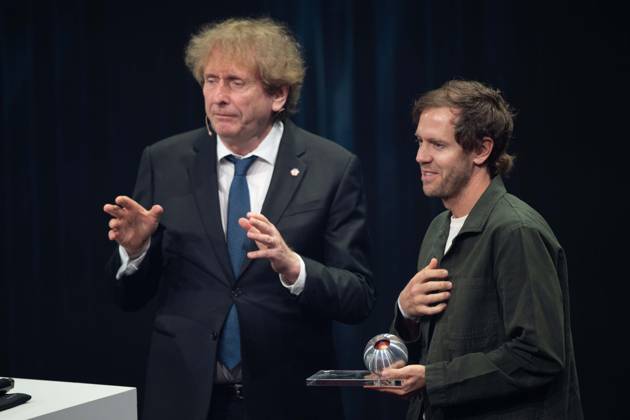 Prof. Michael BRAUNGART ueberreicht den Deutschen Nachhaltigkeitspreis an Sebastian VETTEL, Verleihung Deutscher Nachhaltigkeitspreis in Duesseldorf am 24.11.2023.