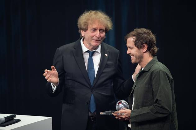 Prof. Michael BRAUNGART ueberreicht den Deutschen Nachhaltigkeitspreis an Sebastian VETTEL, Verleihung Deutscher Nachhaltigkeitspreis in Duesseldorf am 24.11.2023.