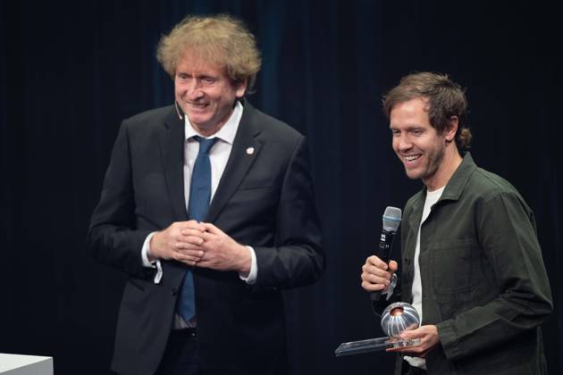 Prof. Michael BRAUNGART ueberreicht den Deutschen Nachhaltigkeitspreis an Sebastian VETTEL, Verleihung Deutscher Nachhaltigkeitspreis in Duesseldorf am 24.11.2023.