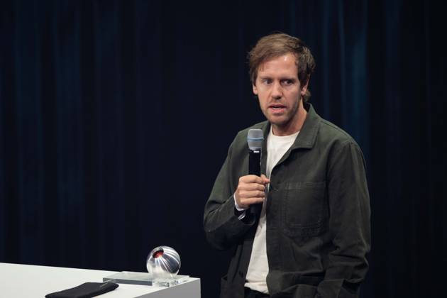 Sebastian VETTEL spricht Dankesworte nach Erhalt des Deutschen Nachhaltigkeitspreises, Verleihung Deutscher Nachhaltigkeitspreis in Duesseldorf am 24.11.2023.
