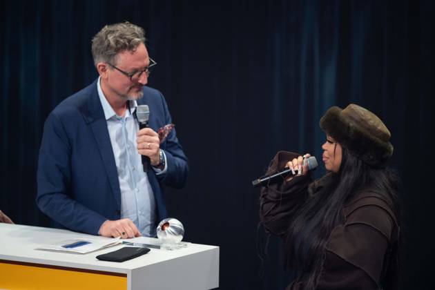 Saengerin Zoe WEES erhaelt den Deutschen Nachhaltigkeitspreis, hier mit Laudator Eckart von HIRSCHHAUSEN, Verleihung Deutscher Nachhaltigkeitspreis in Duesseldorf am 24.11.2023.
