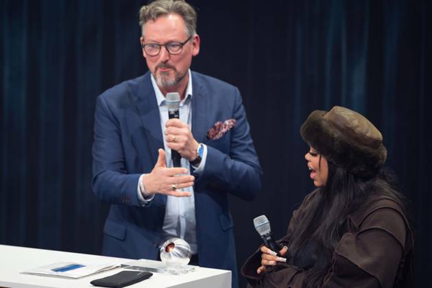 Saengerin Zoe WEES erhaelt den Deutschen Nachhaltigkeitspreis, hier mit Laudator Eckart von HIRSCHHAUSEN, Verleihung Deutscher Nachhaltigkeitspreis in Duesseldorf am 24.11.2023.