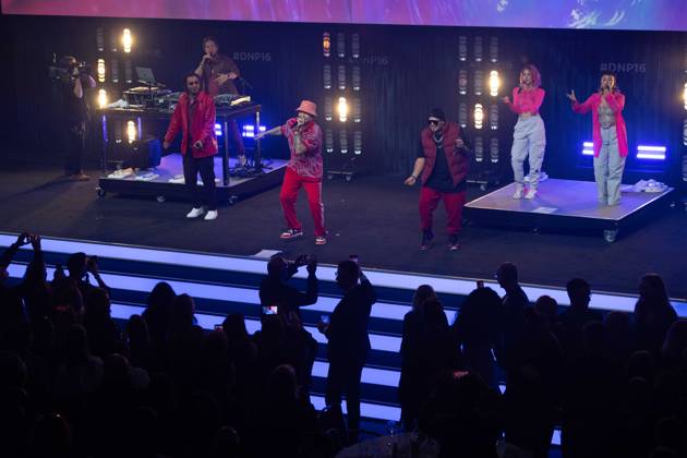 Band CULCHA CANDELA, singend, Gesang, Konzert, Verleihung Deutscher Nachhaltigkeitspreis in Duesseldorf am 24.11.2023.