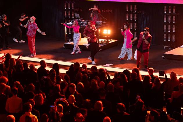 Band CULCHA CANDELA, singend, Gesang, Konzert, Verleihung Deutscher Nachhaltigkeitspreis in Duesseldorf am 24.11.2023.