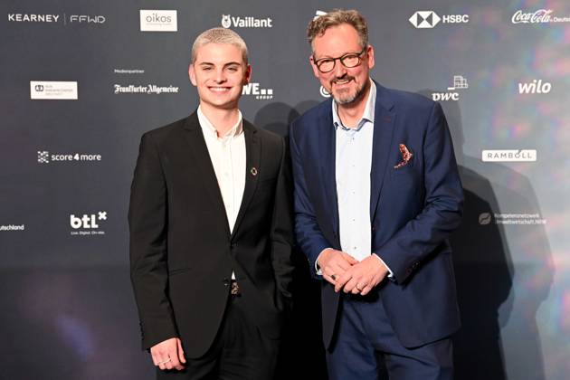 Deutscher Nachhaltigkeitspreis 2023 am 24.11.2023 im Maritim Hotel in Düsseldorf Fabian Grischkat ( Moderator ), links und Dr. Eckart von Hirschhausen ( Deutscher Arzt und Fernsehmoderator )