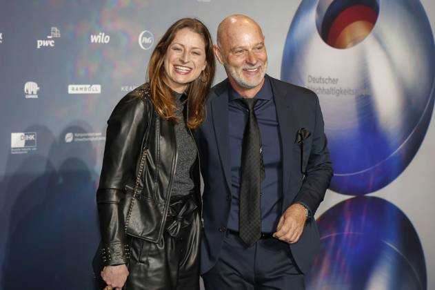 Tina Rottensteiner und Simon Licht bei der Verleihung des 16. Deutschen Nachhaltigkeitspreises 2023 im Maritim Hotel. Düsseldorf, 24.11.2023