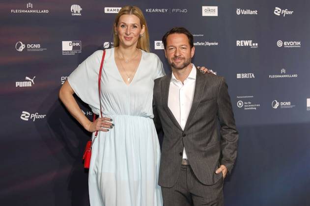 Andrea Gerhard mit Partner David Wehle bei der Verleihung des 16. Deutschen Nachhaltigkeitspreises 2023 im Maritim Hotel. Düsseldorf, 24.11.2023