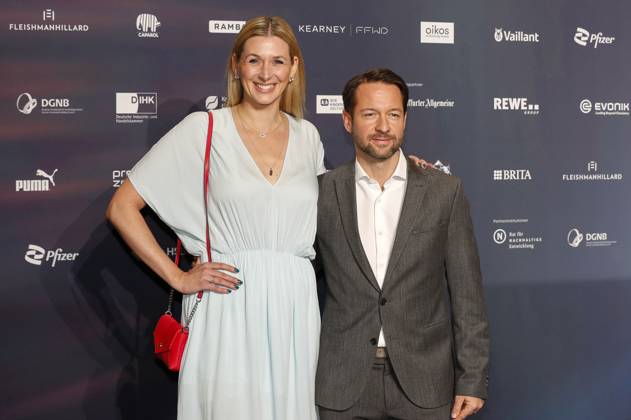Andrea Gerhard mit Partner David Wehle bei der Verleihung des 16. Deutschen Nachhaltigkeitspreises 2023 im Maritim Hotel. Düsseldorf, 24.11.2023